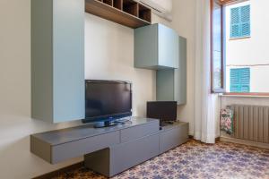 uma sala de estar com uma televisão de ecrã plano num armário em Cadimare Lovely Apartment em La Spezia