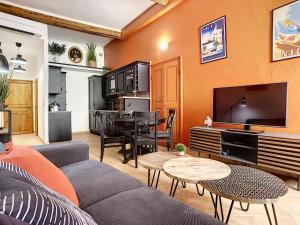 - un salon avec un canapé, une télévision et une table dans l'établissement Nestor&Jeeves - ROSSETTI VIEUX NICE - Old Town - Close sea, à Nice