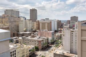 eine Luftansicht einer Stadt mit hohen Gebäuden in der Unterkunft Wyndham New Orleans French Quarter in New Orleans