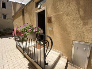 Un balcón con una maceta de flores. en Casa Riri, en San Benedetto del Tronto