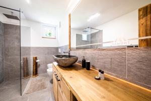 A bathroom at Sa Mont Home - Moderno appartamento con giardino, sauna, barbecue