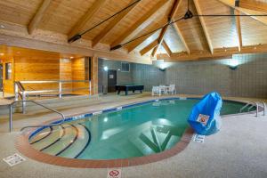 a swimming pool in a large room with a pool at Quality Inn Saint Cloud in Saint Cloud