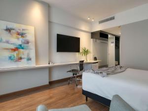 Uma TV ou centro de entretenimento em Mercure Belo Horizonte Lourdes