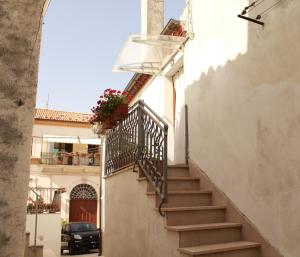 un escalier menant à un bâtiment avec une voiture dans l'établissement Casa Normanna, à Acerenza