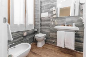 bagno con servizi igienici e lavandino di Hotel Astoria a Cremona