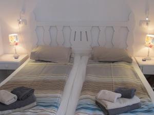 zwei nebeneinander stehende Betten in einem Schlafzimmer in der Unterkunft Puerto De Mogan Harbour 371 by El Sirocco in Puerto de Mogán