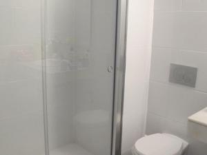 ein Badezimmer mit Dusche und Toilette in der Unterkunft Puerto De Mogan Harbour 371 by El Sirocco in Puerto de Mogán