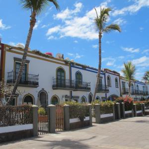 ein Gebäude mit Palmen davor in der Unterkunft Puerto De Mogan Harbour 371 by El Sirocco in Puerto de Mogán