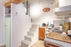uma cozinha com um lavatório e uma escada em Le Cabanon du Vieux Port em Marselha