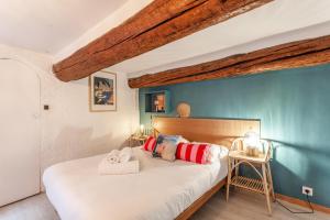 um quarto com uma cama com duas toalhas em Le Cabanon du Vieux Port em Marselha