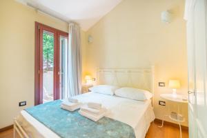 1 dormitorio con 1 cama con toallas en Villa Luna . Chia Eden Rock . Wifi AC, en Riva dei Pini