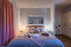 ein Schlafzimmer mit einem Bett mit Handtüchern darauf in der Unterkunft Villa Mihaela in Fažana