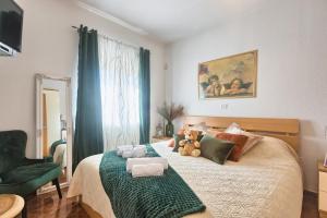 sypialnia z łóżkiem z pluszowymi misiami w obiekcie Villa Mihaela w Fažanie