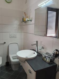 A bathroom at Sole D'oro IUN S4354