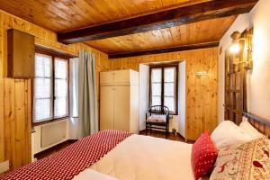 ein Schlafzimmer mit einem Bett in einem Zimmer mit Holzwänden in der Unterkunft Chalet Casa dei Nonni in Ceppo Morelli