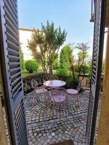 patio ze stołem i krzesłami na tarasie w obiekcie Casa Pressenda Apartment w mieście La Morra