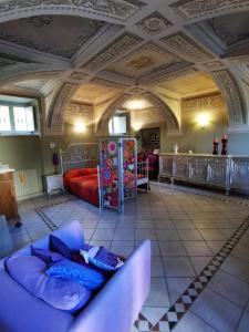salon z kanapą i łóżkiem w obiekcie Casa Pressenda Apartment w mieście La Morra