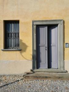 una porta e una finestra su un edificio di Casa Pressenda Apartment a La Morra