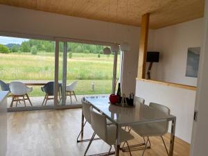 TV a/nebo společenská místnost v ubytování Golf Residenz Längsee