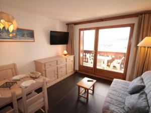 sala de estar con sofá, mesa y ventana en Studio Les Saisies, 1 pièce, 4 personnes - FR-1-293-2 en Les Saisies