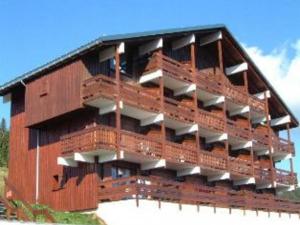 a building with balconies on the side of it at Studio Les Saisies, 1 pièce, 4 personnes - FR-1-293-2 in Les Saisies