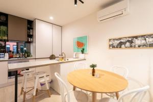 a kitchen and dining room with a table and chairs at Trendy 1 Bedroom Apartment in the Heart of Collingwood in Melbourne