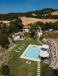 een luchtzicht op een villa met een zwembad bij Casale di Nicolò in Urbino