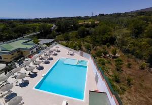 Vista sulla piscina di Vesuvio Inn Guest House e Wine Experience o su una piscina nei dintorni