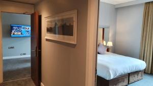 Ένα ή περισσότερα κρεβάτια σε δωμάτιο στο Shearwater Hotel & Spa