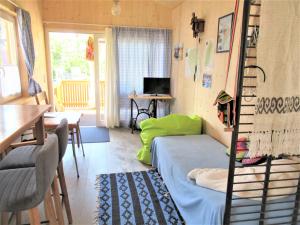 una camera con letto e tavolo e una sala da pranzo di Tiny-Ferienhäusle Casa Wendy a Lossburg