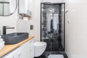 Kúpeľňa v ubytovaní APARTAMENTY MIERZEJA - STEGNA PARK STUDIO, 500 m od plaży