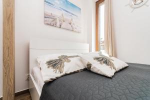 Posteľ alebo postele v izbe v ubytovaní APARTAMENTY MIERZEJA - STEGNA PARK STUDIO, 500 m od plaży