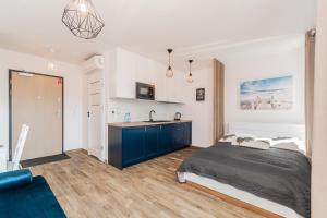 Posteľ alebo postele v izbe v ubytovaní APARTAMENTY MIERZEJA - STEGNA PARK STUDIO, 500 m od plaży