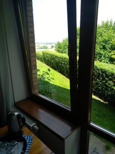 an open door with a view of a garden through a window at Dom Turysty Na Skarpie in Malbork