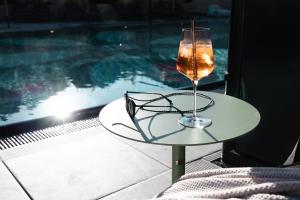 Kolam renang di atau dekat dengan Amrai Suites