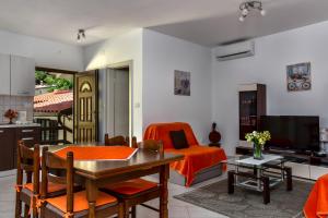ein Wohnzimmer mit einem Tisch und einem Esszimmer in der Unterkunft Apartman Koraca in Roč