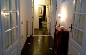 カリアリにあるAntica Dimoraの廊下(トイレ付きのバスルーム、ドア付)
