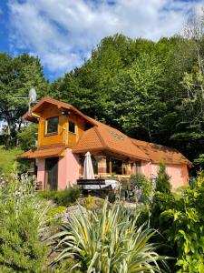dom z dachem w ogrodzie w obiekcie Ranch Diamond Sarajevo w mieście Vogošća
