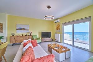 a living room with a couch and a tv at Seaside House in Kissamos