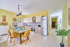 A kitchen or kitchenette at Seaside House