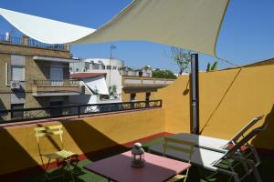 A balcony or terrace at ALOJAMIENTO EN SEVILLA-TRIANA