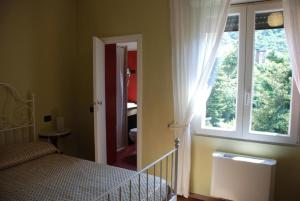 1 dormitorio con cama y ventana en Zia Carmela, en Montella