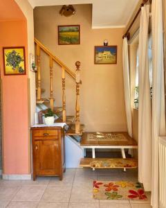 um quarto com uma escada com um banco e uma mesa em Fodor Ház em Gyenesdiás