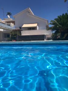 Der Swimmingpool an oder in der Nähe von Cozy Loft Torremolinos