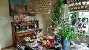 una mesa con comida en una habitación en Casa di Fiore en Ospel