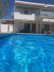 Der Swimmingpool an oder in der Nähe von Cozy Loft Torremolinos