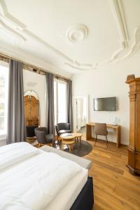 pokój hotelowy z łóżkiem, stołem i krzesłami w obiekcie Wyndberg w mieście Lüneburg