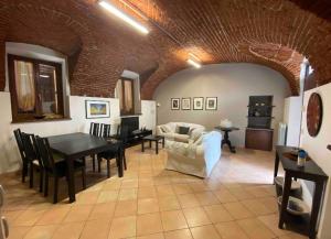 ein Wohnzimmer mit einem Tisch und einem Sofa in der Unterkunft Appartamento G&G in Carpignano Sesia