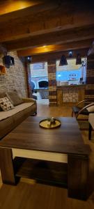 salon ze stołem i kanapą w obiekcie Ranch Diamond Sarajevo w mieście Vogošća
