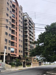 an empty street in front of a tall building at Apartamento solar vitória regia - Frente Mar in Praia Grande